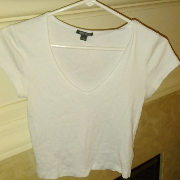 WILD FABLE SHORT SLEEVE V NECK CROPPED TEE - Picture 1 of 4